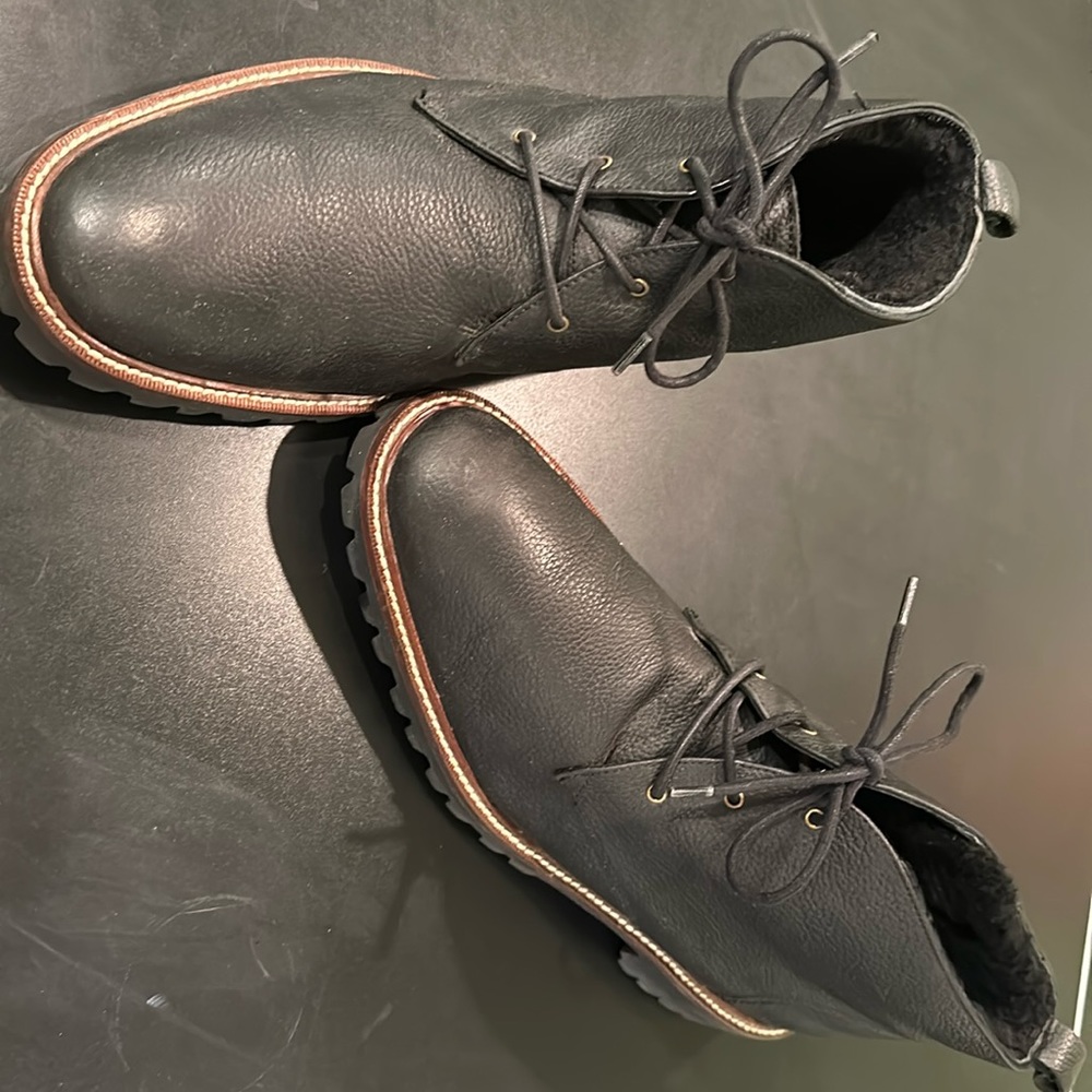 Banana Republic Men’s Shearling-lined Leather Chuk
Black Boots. Size 10.5